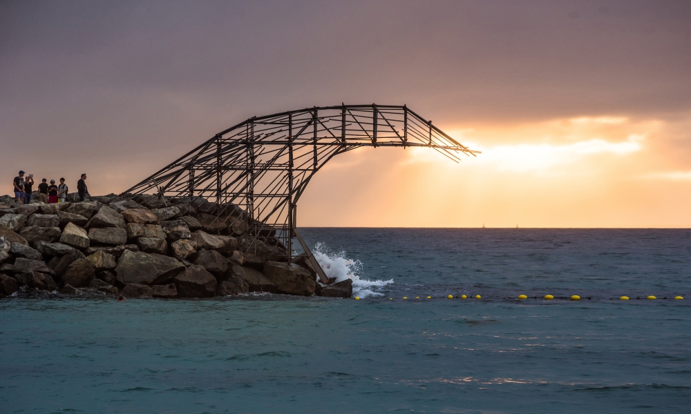 Structural Wave by Jarrod Taylor at Sculpture by the Sea, Cottesloe in 2021.